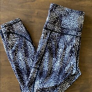 Zyia Black Viper Light n Tight Leggings Size 8-10